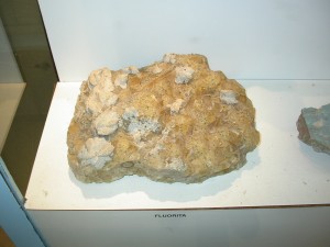残念な展示の一つ、ラベルの無い蛍石標本です。標本の放置具合もお分かりいただけますか?